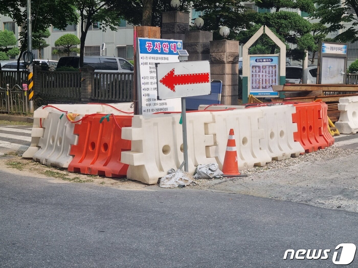 본문 이미지 - 대전 서구 정림아파트 주출입로에 설치된 공사 안내 간판이 가려져 제대로 보이지 않고 있다. /뉴스1ⓒNews1 김태진 기자