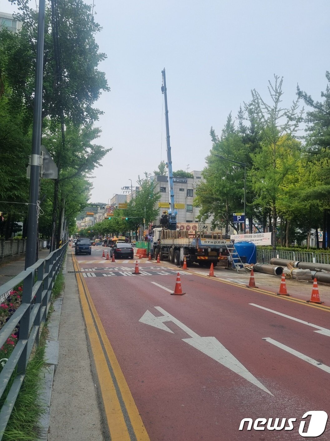 본문 이미지 - 대전 서구 정림초등학교 스쿨존에서 대형 크레인이 신호수 없이 작업을 하고 있다. /뉴스1ⓒNews1 김태진 기자