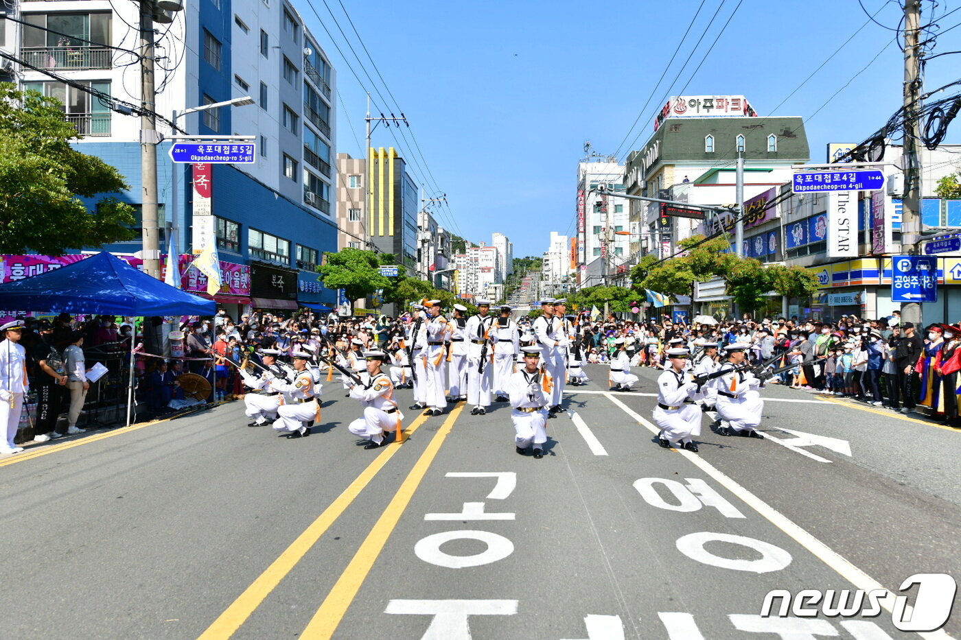 본문 이미지 - 제60회 거제옥포대첩 승전행차 가장행렬에 참여한 의장대.(거제시 제공)