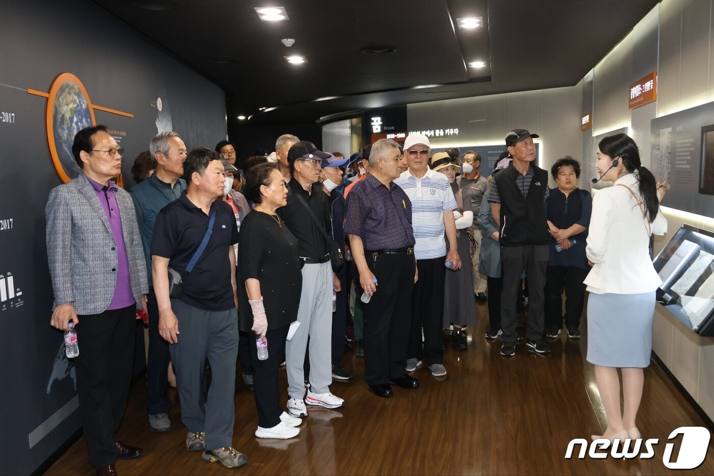 본문 이미지 -  9일 오후 포스코 '포항제철소 홈커밍데이' 행사에 참석한 포항지역 퇴직 직원들이 Park1538에서 철강해설사의 설명을 듣고 있다.(포스코포항제철소 제공)2023.6.9/뉴스1