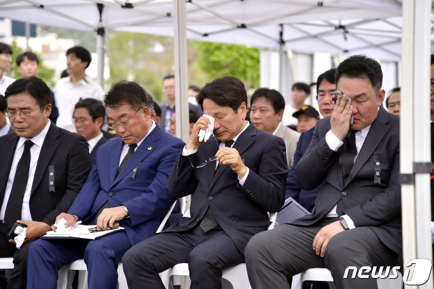 강기정 광주시장이 9일 오후 동구 학동4구역 재개발 붕괴참사 2주기 추모식에 참석해 유가족의 추모사를 들으며 눈물을 닦고 있다.&#40;광주시 제공&#41;2023.6.9/뉴스1 