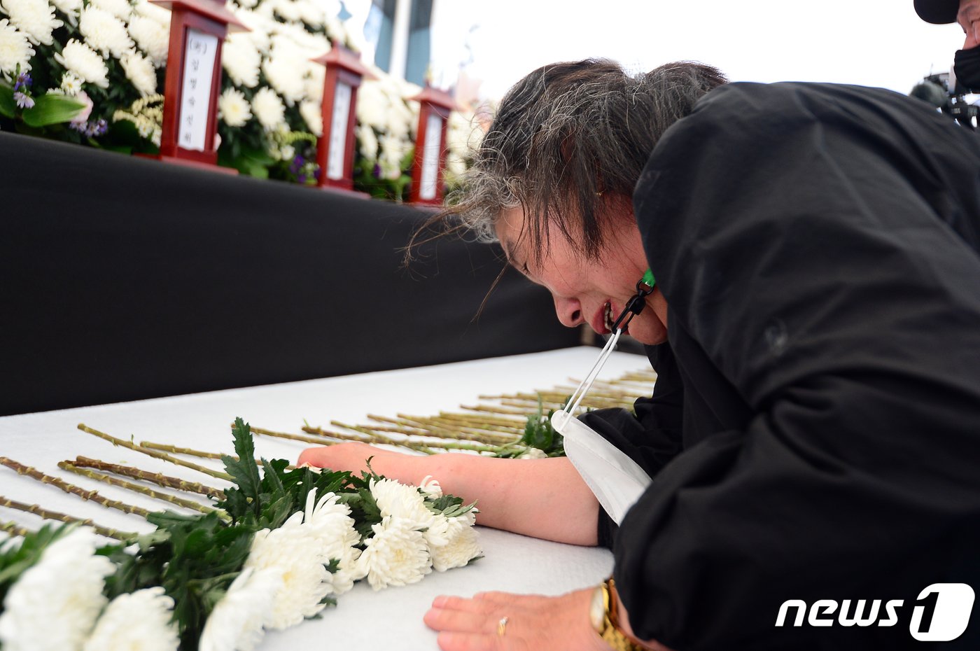 본문 이미지 - 광주 '학동 참사' 2주기인 지난 2023년 6월 9일 오후 광주 동구 증심사입구역 인근 사고 현장에서 열린 추모식에서 유족들이 헌화한 뒤 오열하고 있다. 2023.6.9/뉴스1 ⓒ News1 이승현 기자