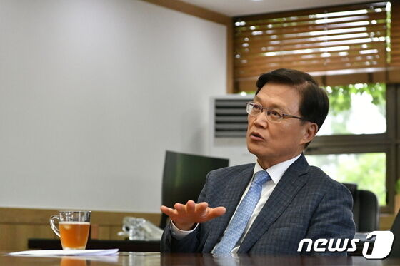 최양희 강원특별자치도 범국민추진협의회장이 최근 한림대학교 총장실에서 뉴스1 기자와 인터뷰를 하고 있다.(한림대 제공)