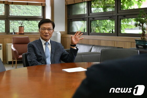 최양희 강원특별자치도 범국민추진협의회장이 최근 한림대학교 총장실에서 뉴스1 기자와 인터뷰를 하고 있다.(한림대 제공)