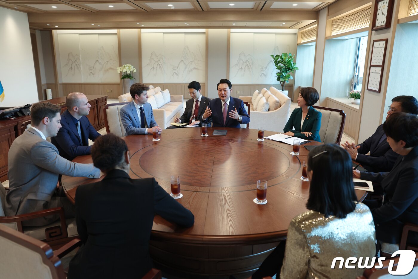 본문 이미지 - 윤석열 대통령이 9일 용산 대통령실 청사에서 '챗(Chat)GPT' 아버지로 불리는 샘 올트먼 오픈(Open)AI 대표를 접견하며 악수하고 있다. (대통령실 제공) 2023.6.9/뉴스1 ⓒ News1 오대일 기자