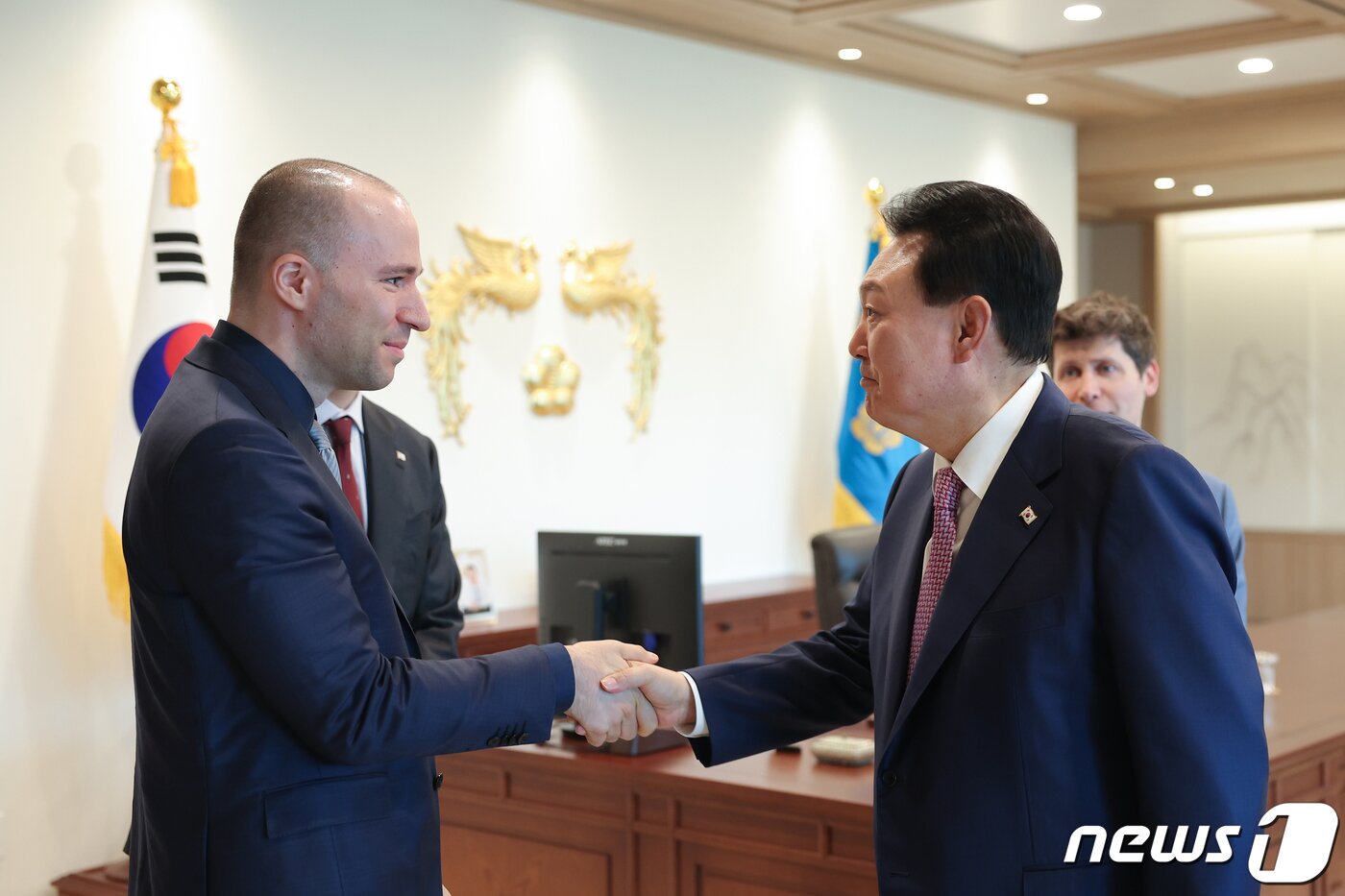 본문 이미지 - 윤석열 대통령이 9일 용산 대통령실 청사에서 그레그 브록먼 오픈(Open)AI 공동창업자를 접견하며 악수하고 있다. (대통령실 제공) 2023.6.9/뉴스1 ⓒ News1 오대일 기자