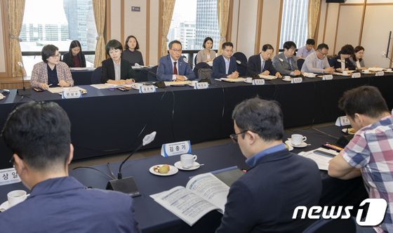 보건복지부는 9일 서울 중구 한국프레스센터에서 2023년 보건의료데이터 정책심의위원회를 열고 올해 건강정보 고속도로 추진계획 등의 안건들을 논의했다고 밝혔다(보건복지부 제공)