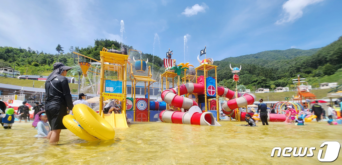 (완주=뉴스1) 유경석 기자 = 전북 대부분 지역에 폭염주의보가 발효된 1일 전북 완주군 아쿠아틱파크 아마존을 찾은 피서객들이 물놀이를 하며 더위를 식히고 있다. 2023.7.1/ …