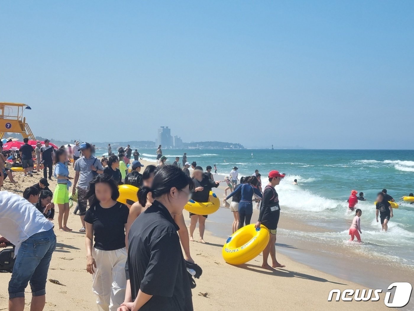본문 이미지 - 지난해 7월1일 개장한 강원 강릉 경포해수욕장을 방문한 피서객들이 물놀이를 즐기고 있다. 이날 개장한 경포해수욕장은 8월 20일까지 운영된다. 2023.7.1/뉴스1 ⓒ News1 윤왕근 기자
