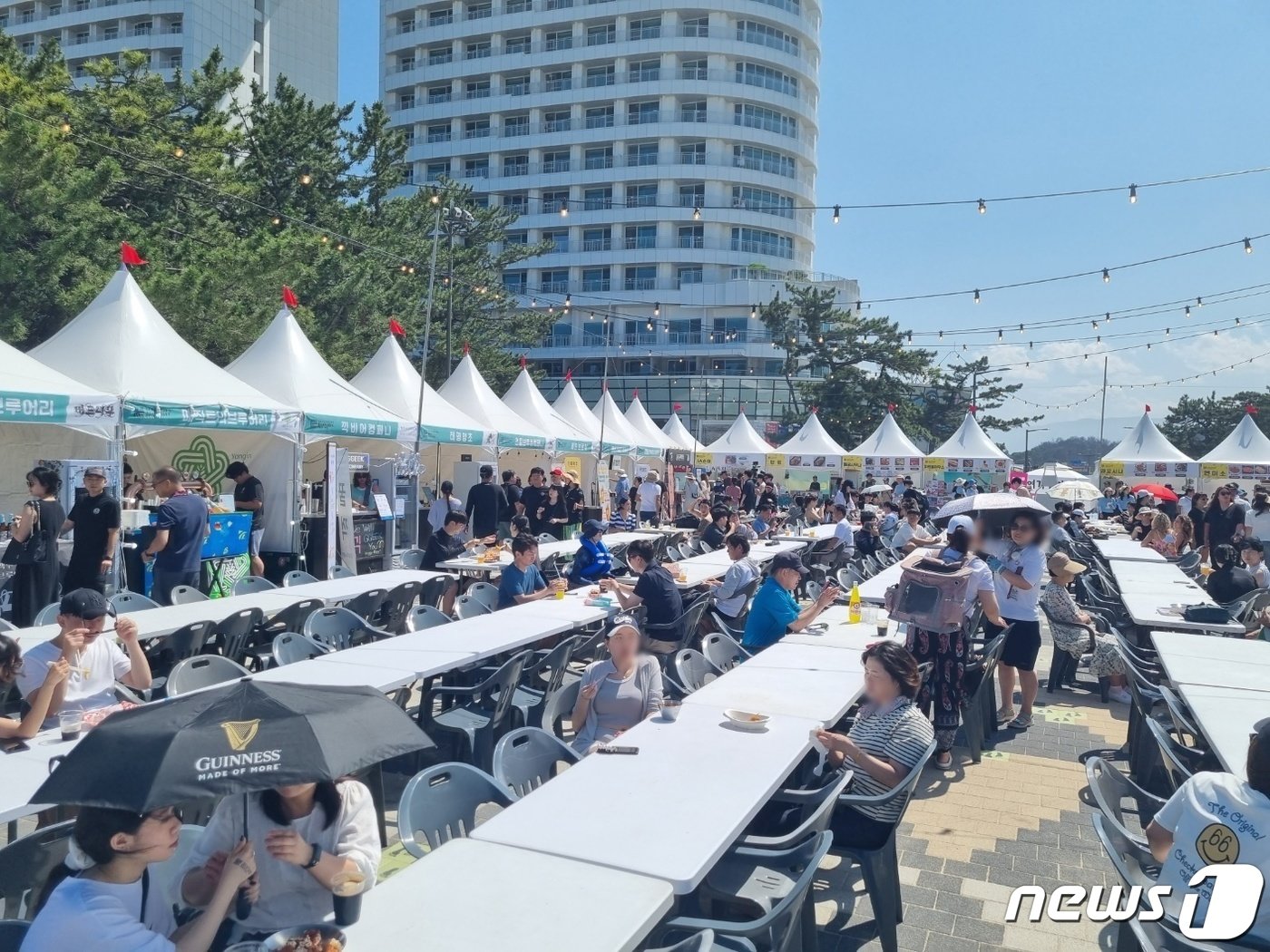 본문 이미지 - 1일 개장한 강원 강릉 경포해수욕장에서 열린 강릉비치비어페스티벌에서 피서객들이 시원한 맥주를 즐기고 있다.이날 개장한 경포해수욕장은 8월 20일까지 운영된다. 2023.7.1/뉴스1 ⓒ News1 윤왕근 기자