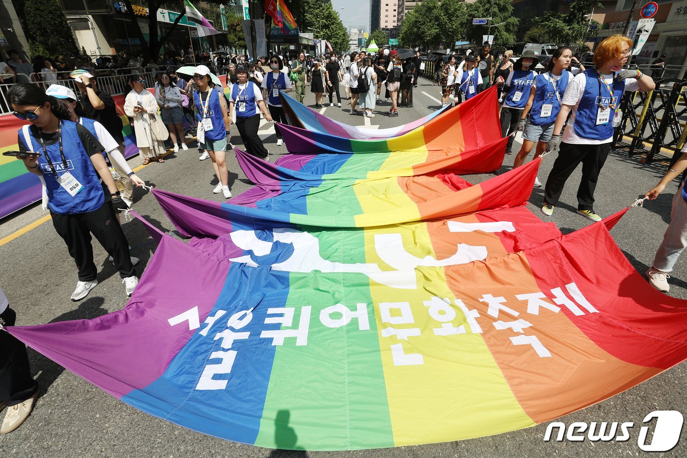 1일 오후 서울 중구 삼일대로 일대에서 열린 &#39;제24회 서울퀴어문화축제&#39;에서 주최측 스태프들이 무지개 현수막을 펼쳐 들고 있다. 2023.6.1/뉴스1 ⓒ News1 민경석 기자