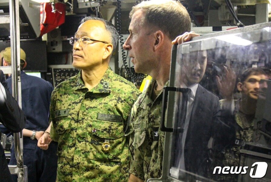 본문 이미지 - 손식 특수전사령관(중장)과 박후병 해군 특수전전단장(준장)이 지난달 부산 해군작전기지에 입항한 미국 해군의 '오하이오'급 핵추진 순항유도탄 잠수함인 '미시건함'에 탑승했다. (출처=미국 국방부 국방영상정보배포서비스(DVIDS)) 2023.7.1./뉴스1