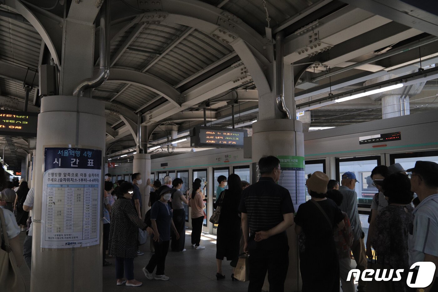 본문 이미지 - 1일 대곡~소사선 개통 첫날, 대곡역 플렛폼에서 승객들이 원시행 열차를 기다리고 있다. /박대준 기자