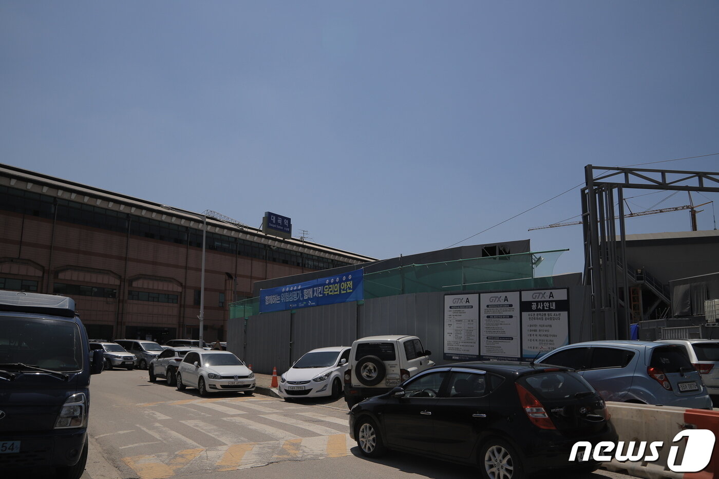 본문 이미지 - 1일 대곡~소사선이 개통한 가운데 주말임에도 대곡역 앞에는 승객들이 불법주차해 놓은 차들로 혼잡하다. 여기에 GTX-A노선 공사현장 차들까지 뒤얽혀 있어 오는 3일 출근시간 주차대란이 예고되고 있다. /박대준 기자