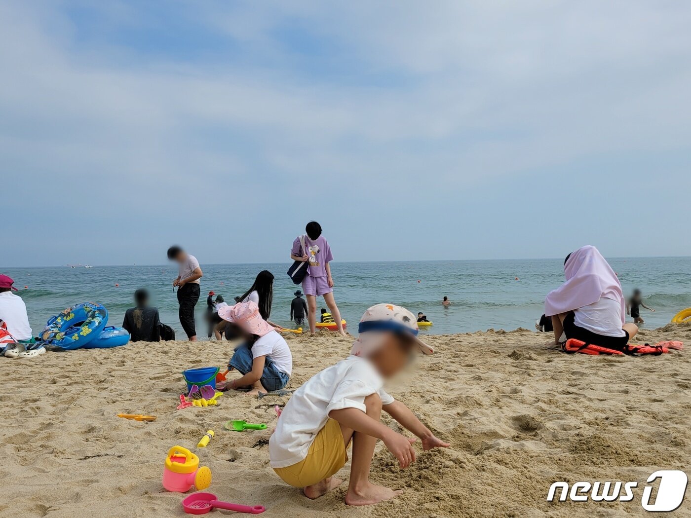 본문 이미지 - 1일 전면 개장한 해운대해수욕장에서 아이들이 모래성을 만들고 있다. 2023.7.1/뉴스1 ⓒ News1 조아서 기자
