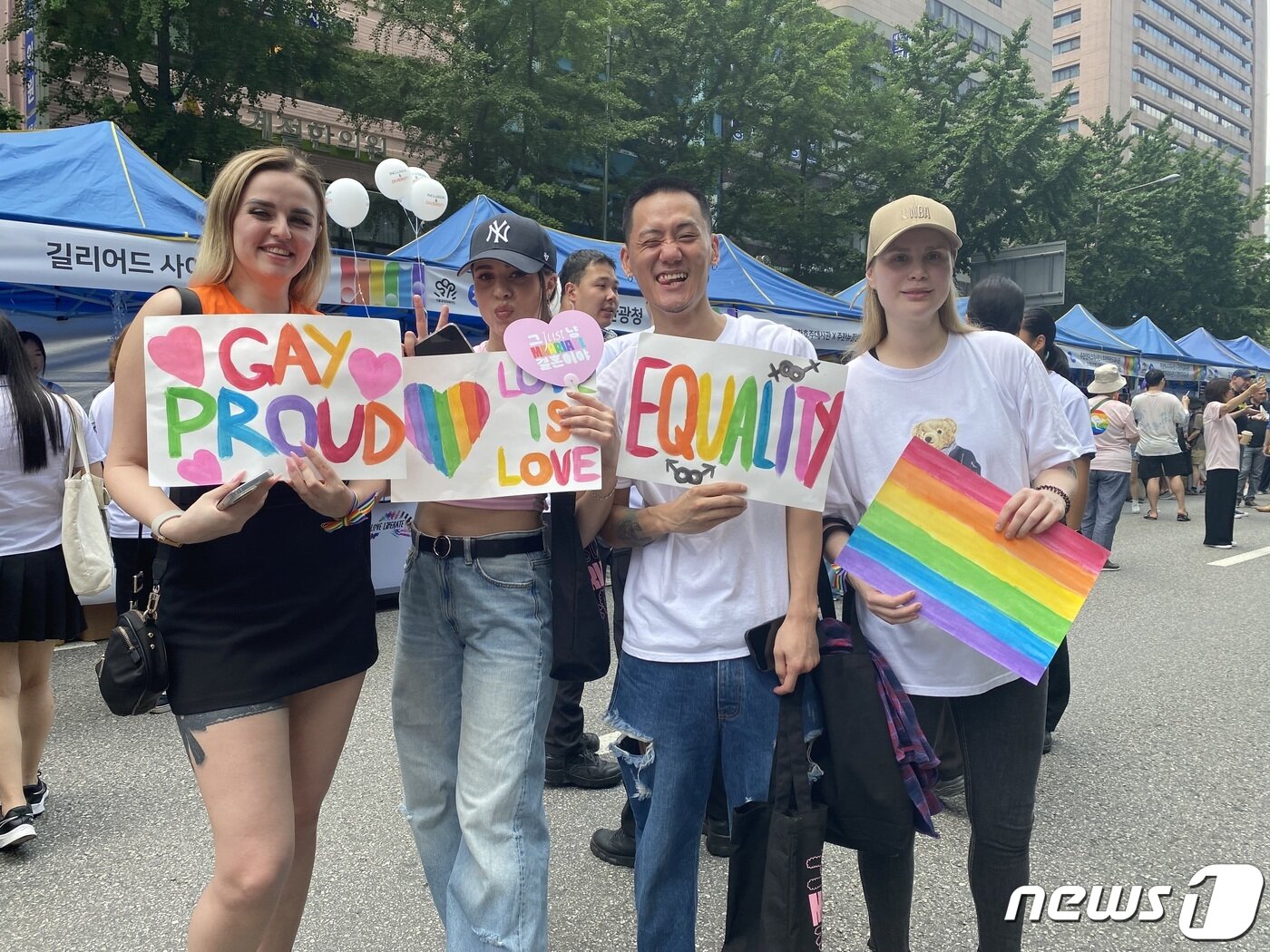 본문 이미지 - 서울퀴어문화축제 러시아인 마르가 리타씨(맨 오른쪽)가 친구들과 함께 무지개 팻말을 들고 참가했다. 2023.7.1/뉴스1 ⓒ News1 이기범 기자
