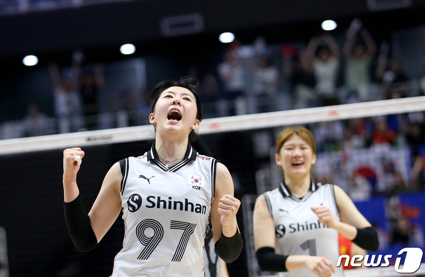 본문 이미지 - 1일 경기도 수원시 서수원칠보체육관에서 열린 '2023 국제배구연맹(FIVB) 발리볼내셔널리그(VNL)' 3주차 3차전 대한민국과 중국과의 경기에서 강소휘가 득점에 성공한 뒤 환호하고 있다.(대한배구협회 제공) 2023.7.1/뉴스1 ⓒ News1 민경석 기자