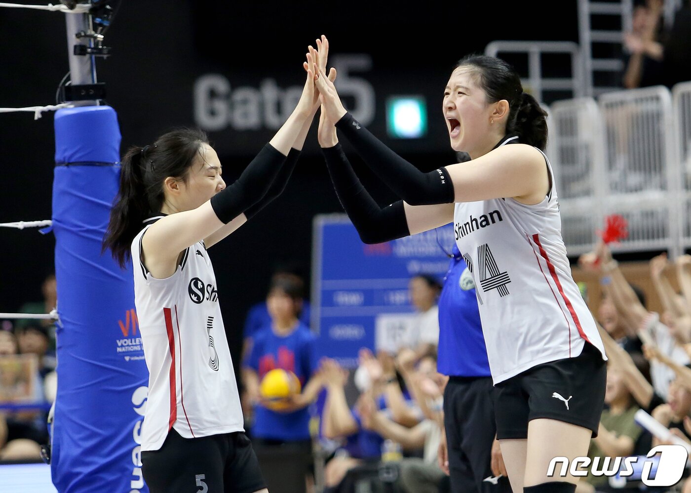 본문 이미지 - 1일 경기도 수원시 서수원칠보체육관에서 열린 '2023 국제배구연맹(FIVB) 발리볼내셔널리그(VNL)' 3주차 3차전 대한민국과 중국과의 경기에서 이다현(오른쪽)이 득점에 성공한 뒤 환호하고 있다.(대한배구협회 제공) 2023.7.1/뉴스1 ⓒ News1 민경석 기자