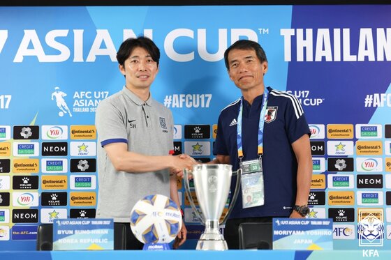 본문 이미지 - 변성환 대한민국 17세 이하(U-17) 축구 대표팀 감독과 요시로 일본 U-17 축구 대표팀 감독이 1일(현지시간) 태국 방콕 빠툼타니 스타디움에서 양국 간 결승전을 하루 앞두고 열린 기자회견에서 기념 촬영을 하고 있다.(대한축구협회 제공) 2023.7.1/뉴스1 ⓒ News1 민경석 기자