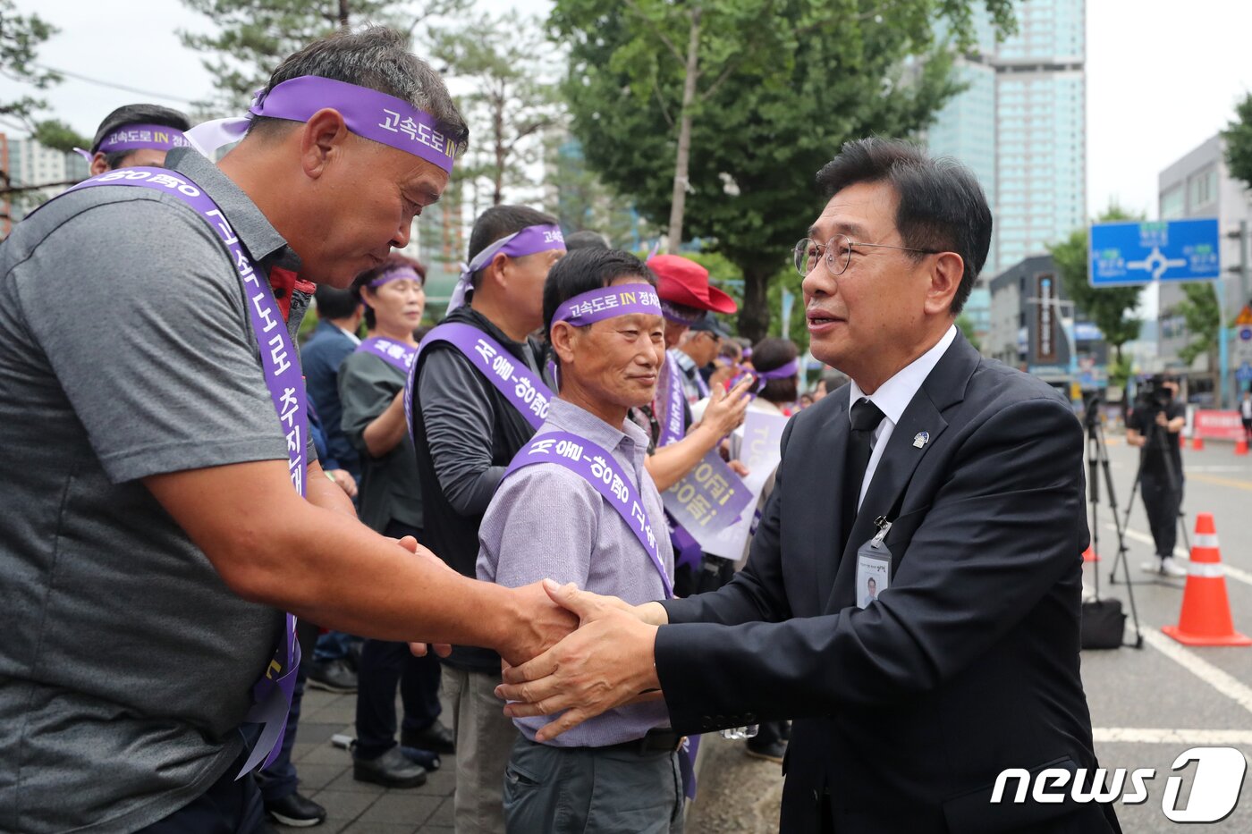 본문 이미지 - 전진선 양평군수가 2023년 7월 10일 경기도 양평군청 앞에서 열린 &#39;서울-양평 고속도로 재개 범군민 대책위원회 출정식&#39;에 참석해 군민들과 인사를 하고 있다. 범대위는 이날 출정식을 통해 &#34;원희룡 국토교통부 장관은 고속도로 건설 백지화 발언을 즉각 철회하라＂고 밝히고, 서울-양평 고속도로 사업 조기 정상화를 촉구했다. 2023.7.10/뉴스1 ⓒ News1 이승배 기자