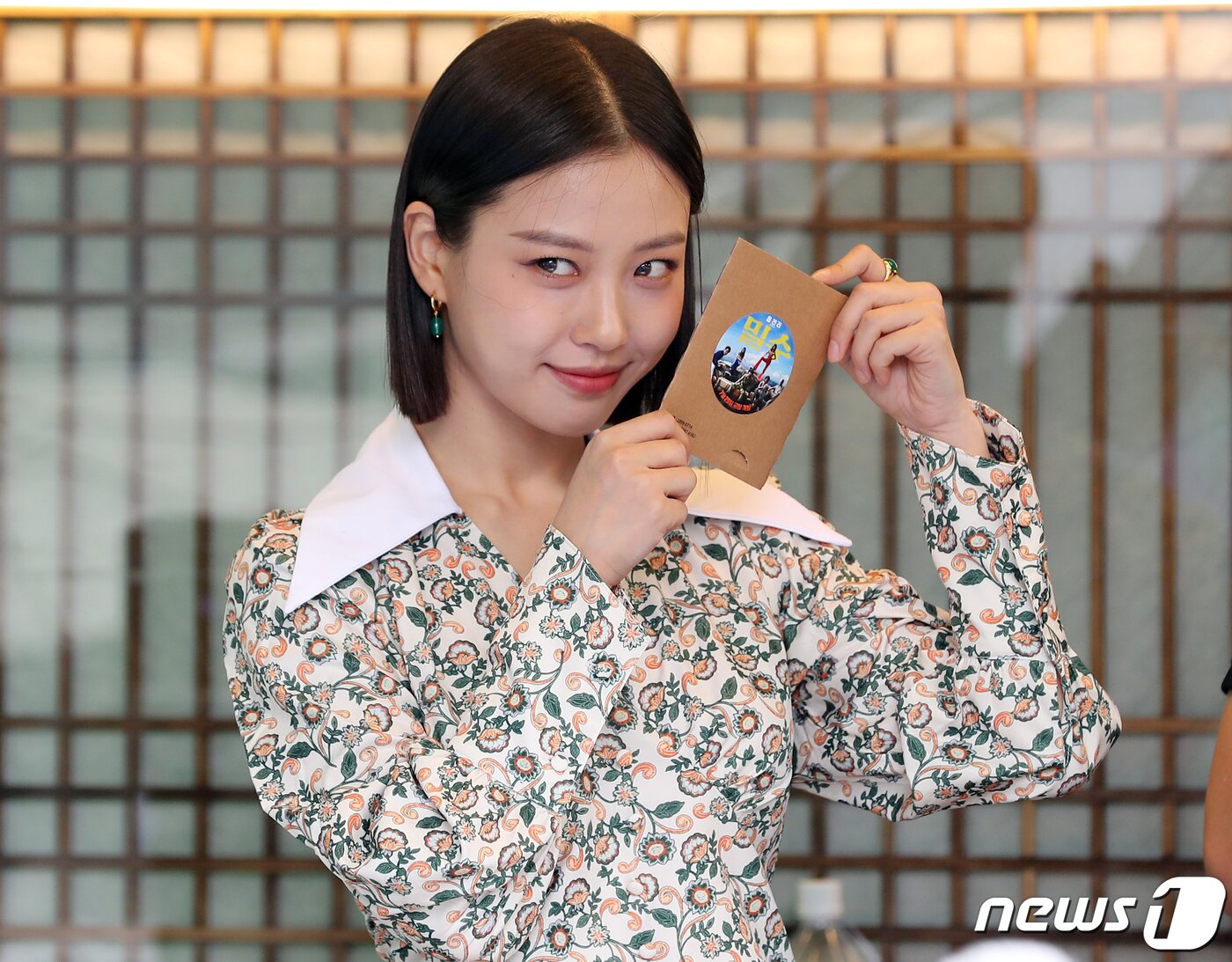 본문 이미지 - 배우 고민시가 10일 오전 서울 종로구 청계천 입구에서 열린 영화 ‘밀수’ 깜짝 팬미팅 ‘찾아가는 밀수 까페’에 참석해 팬들을 향해 포즈를 취하고 있다. 2023.7.10/뉴스1 ⓒ News1 김진환 기자