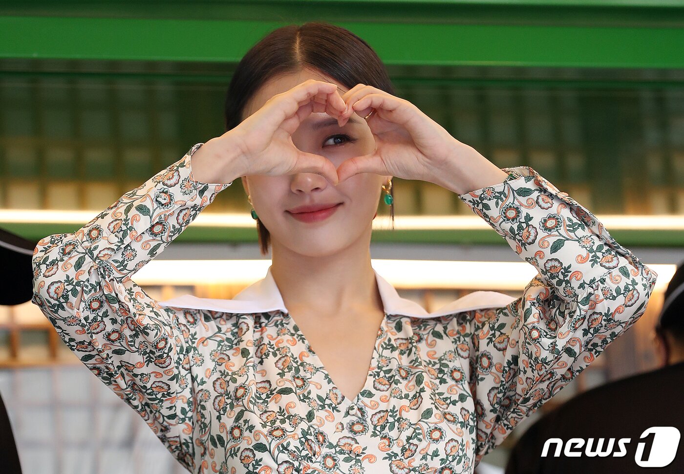 본문 이미지 - 배우 고민시가 10일 오전 서울 종로구 청계천 입구에서 열린 영화 ‘밀수’ 깜짝 팬미팅 ‘찾아가는 밀수 까페’에 참석해 팬들을 향해 포즈를 취하고 있다. 2023.7.10/뉴스1 ⓒ News1 김진환 기자