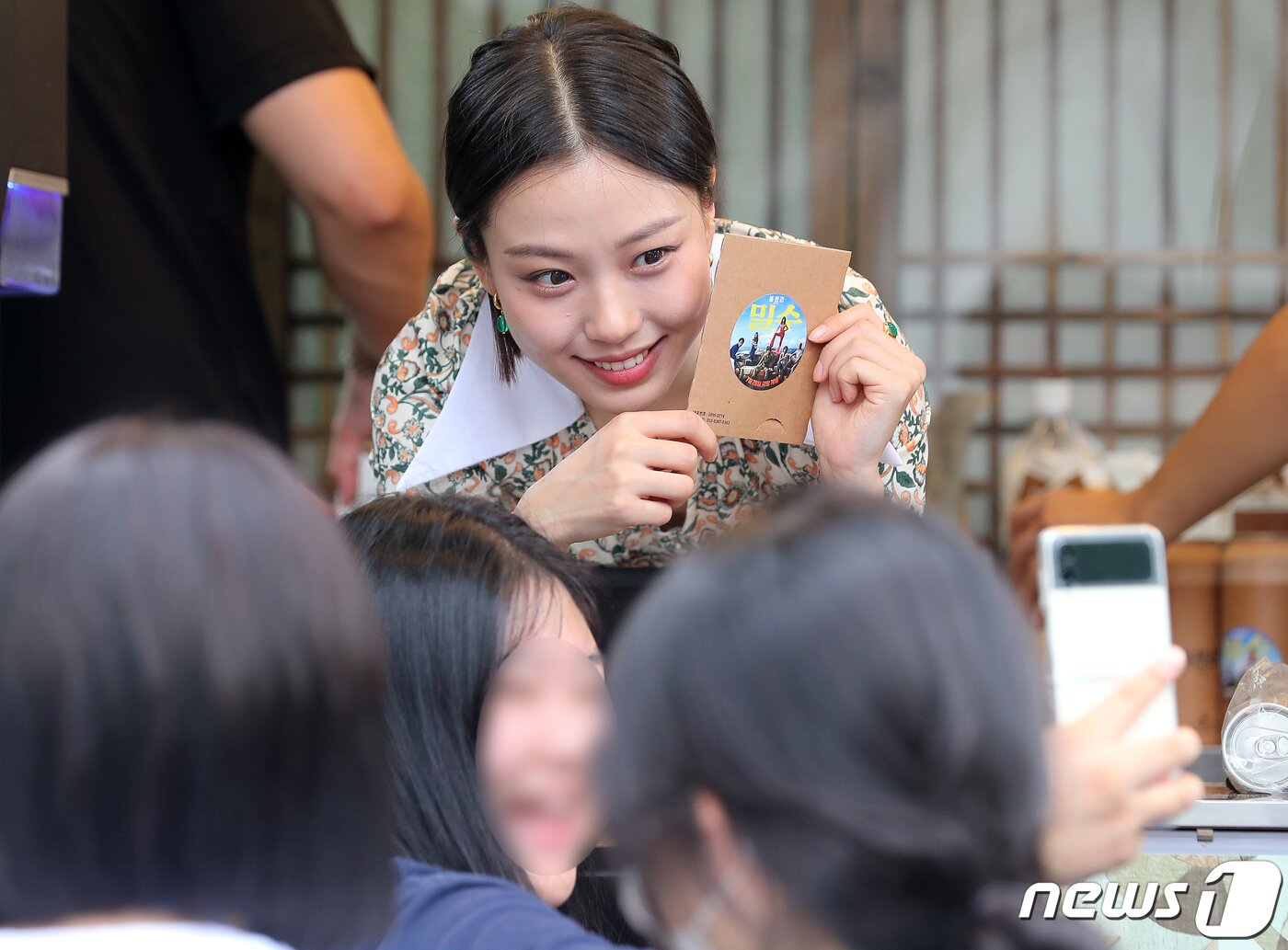 본문 이미지 - 배우 고민시가 10일 오전 서울 종로구 청계천 입구에서 열린 영화 ‘밀수’ 깜짝 팬미팅 ‘찾아가는 밀수 까페’에 참석해 팬과 셀카를 찍고 있다. 2023.7.10/뉴스1 ⓒ News1 김진환 기자