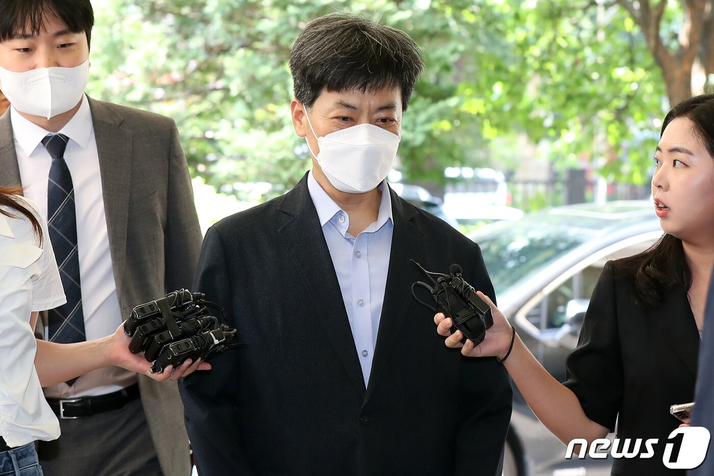 본문 이미지 - 이태원 참사 부실대응 혐의를 받는 송병주 전 용산경찰서 112치안종합상황실장이 10일 오후 서울 마포구 서울서부지방법원에서 열린 공판에 출석하고 있다. 2023.7.10/뉴스1 ⓒ News1 민경석 기자