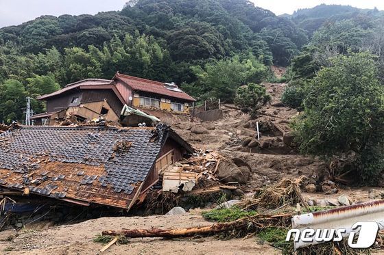 10일 일본 사가현(県) 가라쓰시(市)에 폭우가 내린 후 산사태가 주택가를 덮쳤다. 기상청이 