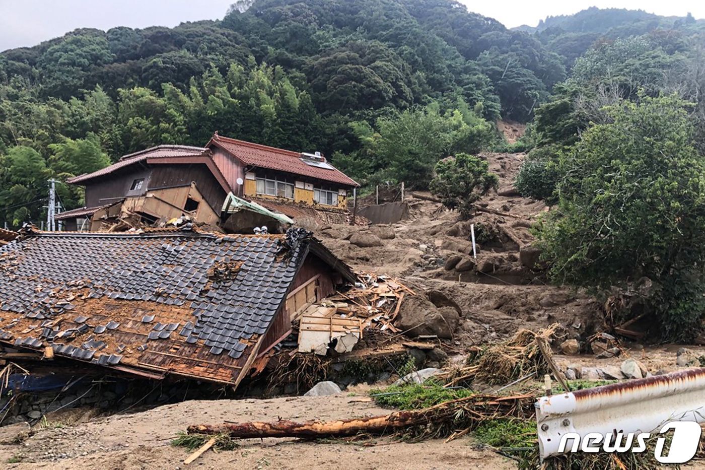 본문 이미지 - 10일 일본 사가현(県) 가라쓰시(市)에 폭우가 내린 후 산사태가 주택가를 덮쳤다. 기상청이 "사상 가장 큰 폭우＂를 예보한 가운데 일본 남서부에서는 한 명이 숨지고 수십만 명에게 대피 경보가 발령됐다. 2023.07.10/ ⓒ AFP=뉴스1 ⓒ News1 권진영 기자