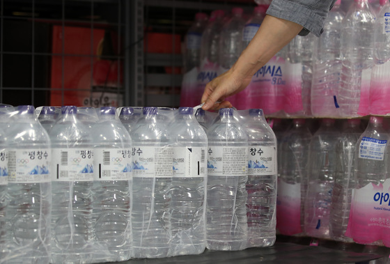 탐사수 43원 vs 아이시스 72원…"수원지·성분 같아도 가격 천차만별"