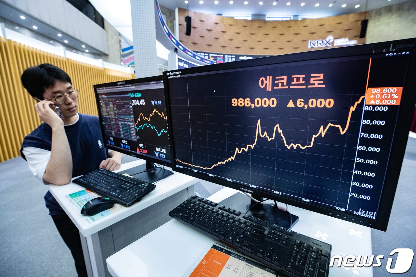 본문 이미지 - 에코프로가 장중 100만원을 기록했던 지난 10일 서울 여의도 한국거래소 모니터에 에코프로 주가가 나오고 있다. 2023.7.10/뉴스1 ⓒ News1 이재명 기자