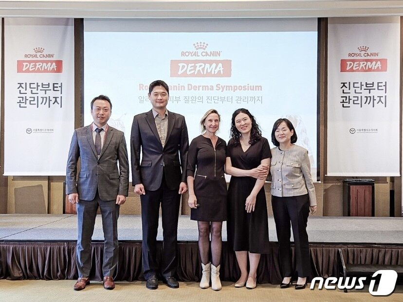 본문 이미지 - 9일 그랜드 하얏트 서울에서 열린 '2023 로얄캐닌 더마 심포지엄'  강연자와  관계자들이 기념촬영을 하고 있다. ⓒ 뉴스1 최서윤 기자
