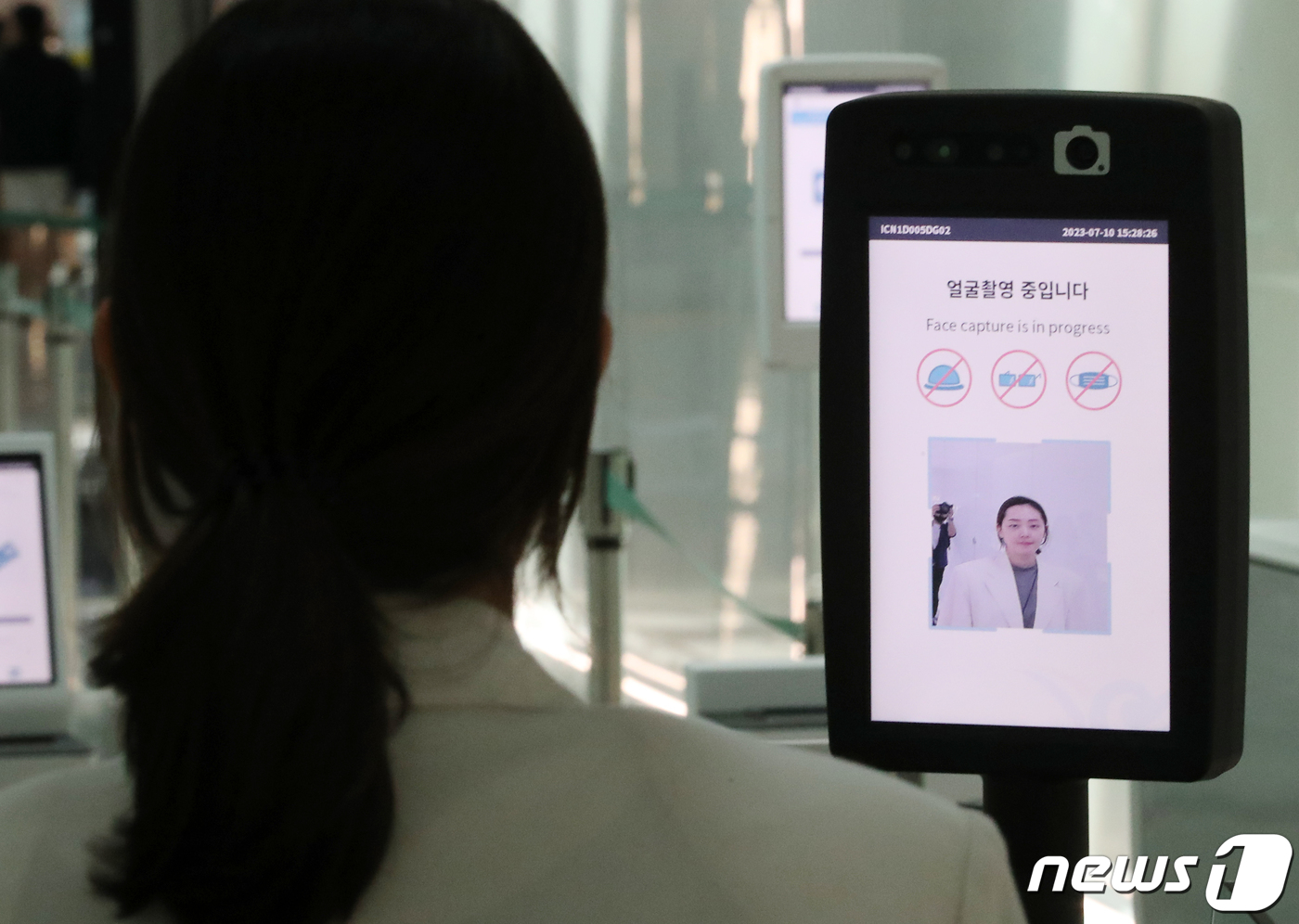 (인천공항=뉴스1) 김진환 기자 = 인천국제공항 안면인식 ‘스마트패스’ 서비스 정보 사전등록이 시작된 10일 오후 인천국제공항 제1여객터미널 출국장 게이트에 스마트패스 화면이 표시 …