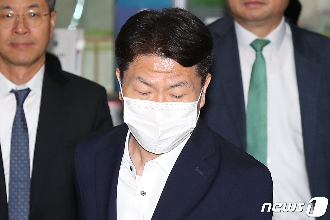 본문 이미지 - 이태원 참사 부실대응 혐의를 받는 이임재 전 용산경찰서장이 10일 오후 서울 마포구 서울서부지방법원에서 열린 공판을 마친 뒤 법원을 나서고 있다. 2023.7.10/뉴스1 ⓒ News1 민경석 기자