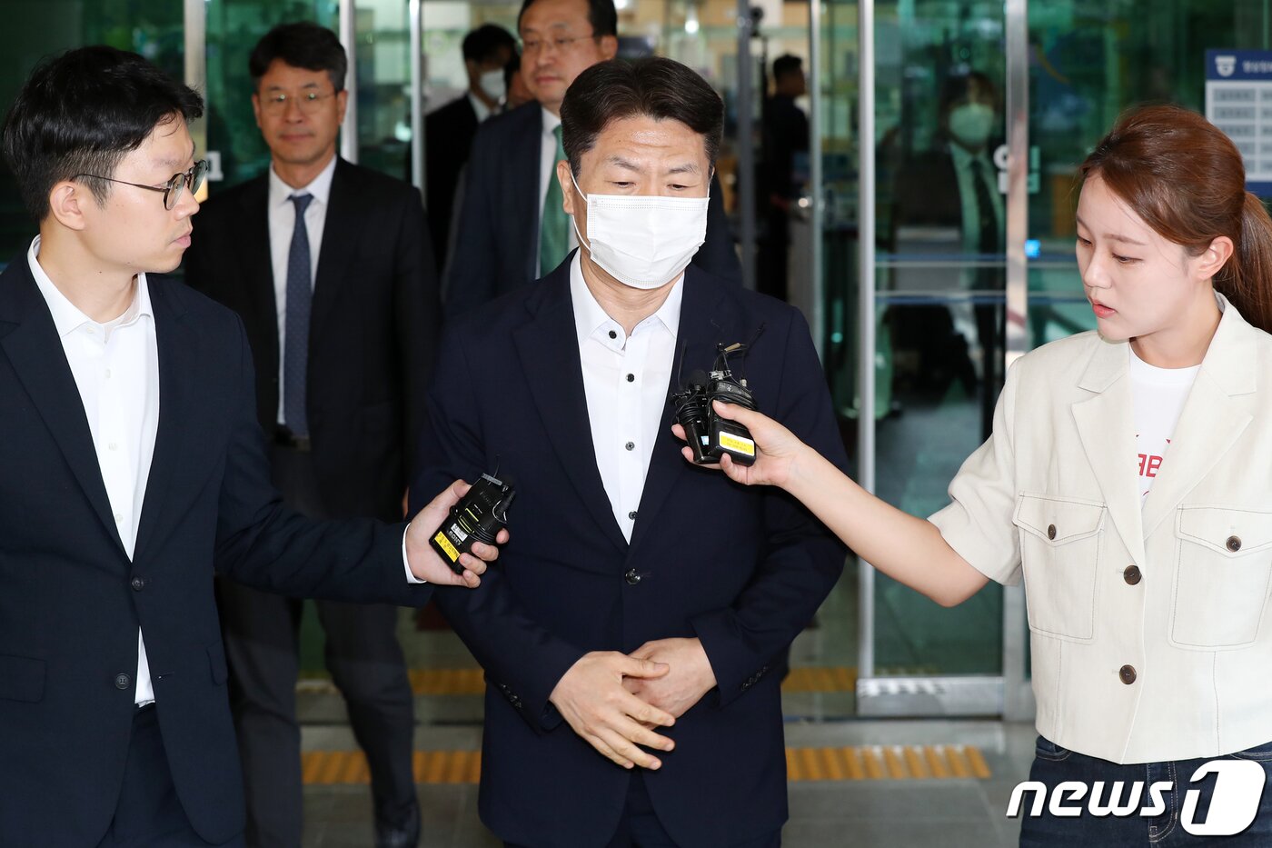 본문 이미지 - 이태원 참사 부실대응 혐의를 받는 이임재 전 용산경찰서장이 10일 오후 서울 마포구 서울서부지방법원에서 열린 공판을 마친 뒤 법원을 나서고 있다. 2023.7.10/뉴스1 ⓒ News1 민경석 기자