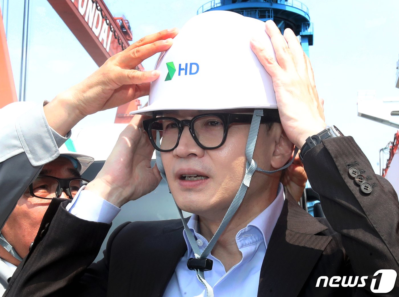 본문 이미지 - 한동훈 법무부장관이 10일 오후 전남 영암 현대삼호중공업을 방문, 현장을 둘러보기 위해 안전모를 쓰고 있다.2023.7.10/뉴스1 ⓒ News1 김태성 기자