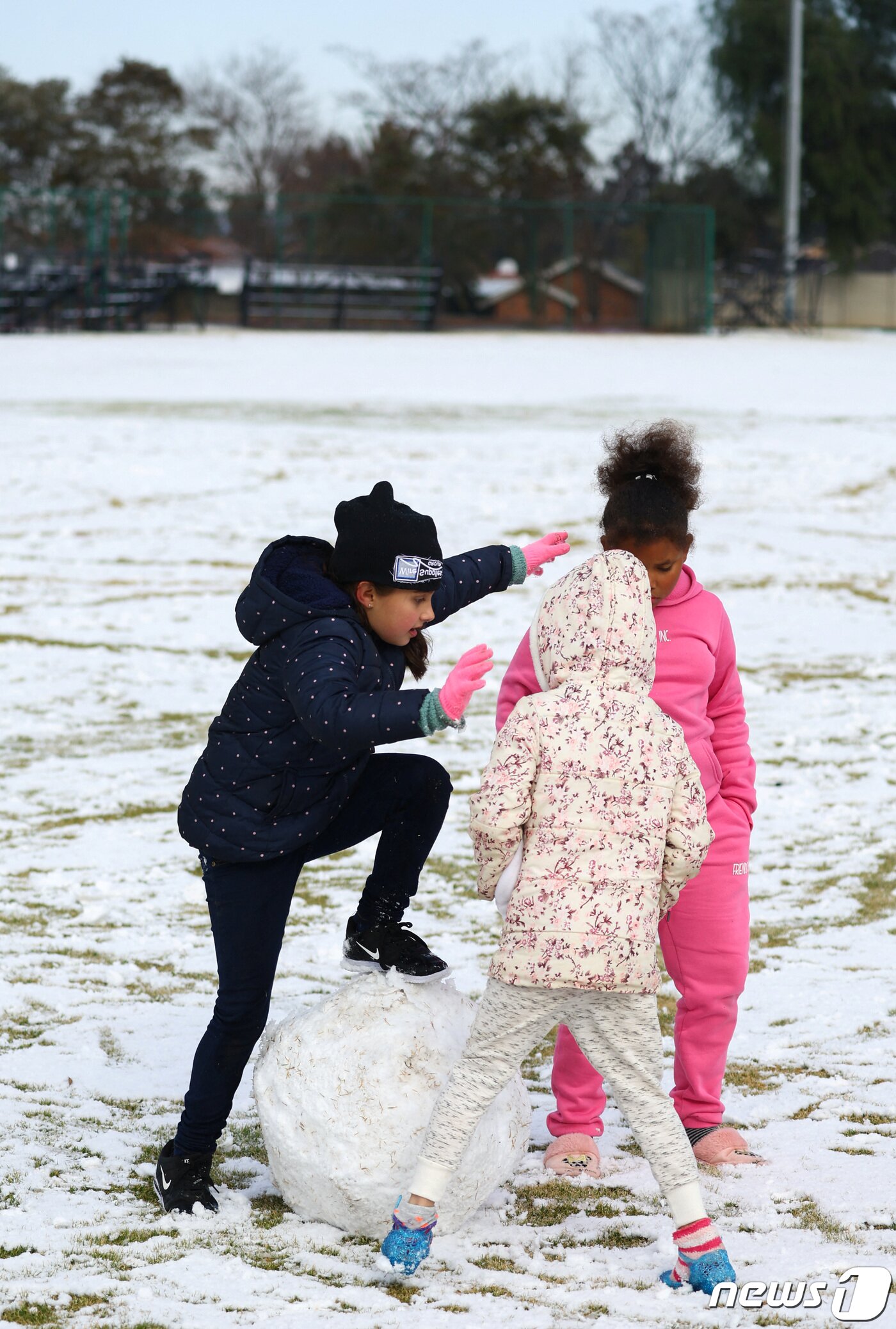 본문 이미지 - 남아프리카공화국 요하네스버그의 한 초등학교에서 어린이들이 눈사람을 만들며 놀고 있다. 2023.7.10 ⓒ 로이터=뉴스1 ⓒ News1 강민경 기자