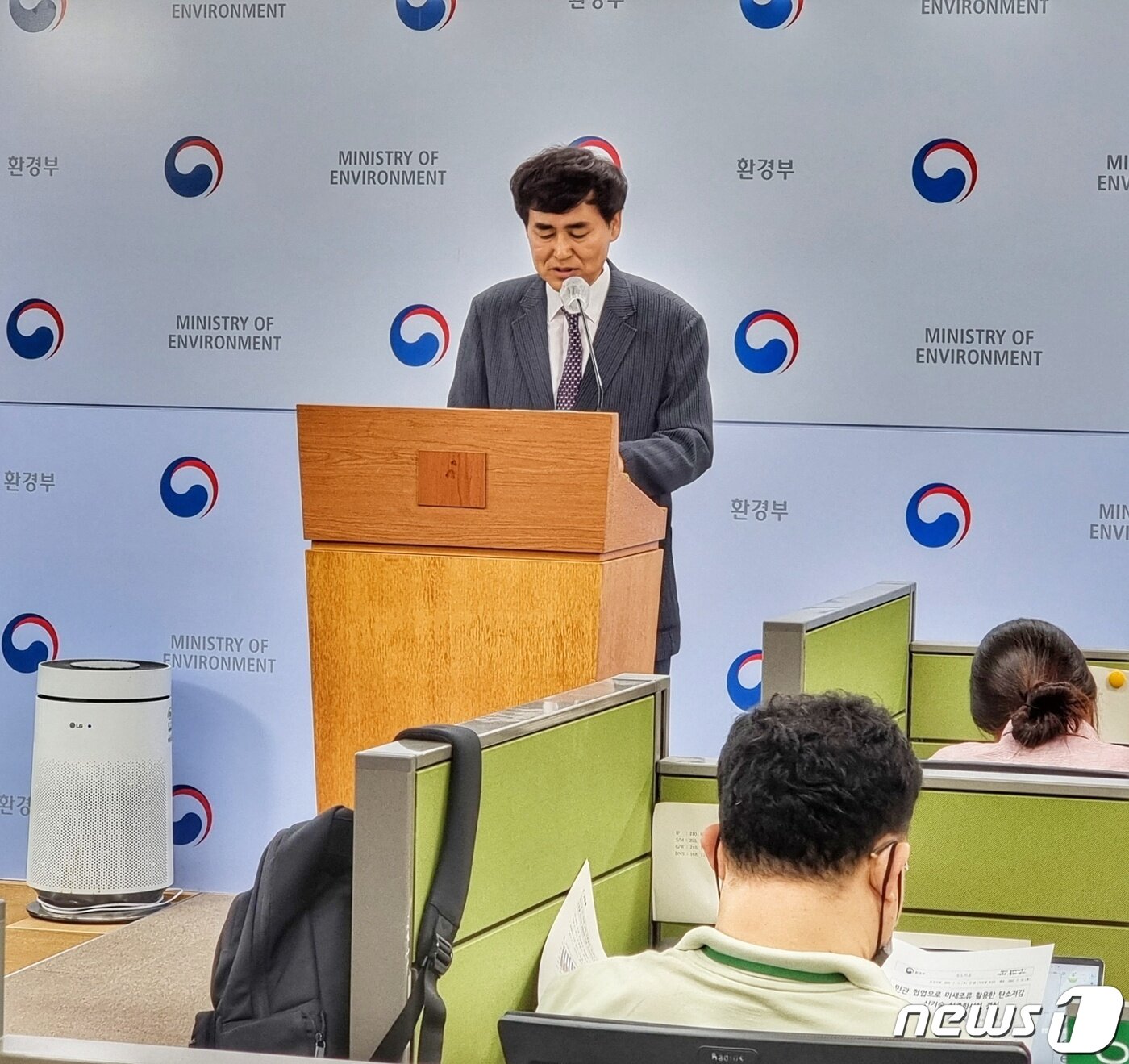 본문 이미지 - 송병선 한국환경공단 국민소통실장이 11일 오전 정부세종청사에서 탄소저감시설 준공에 대해 브리핑하고 있다. ⓒ 뉴스1 황덕현 기자