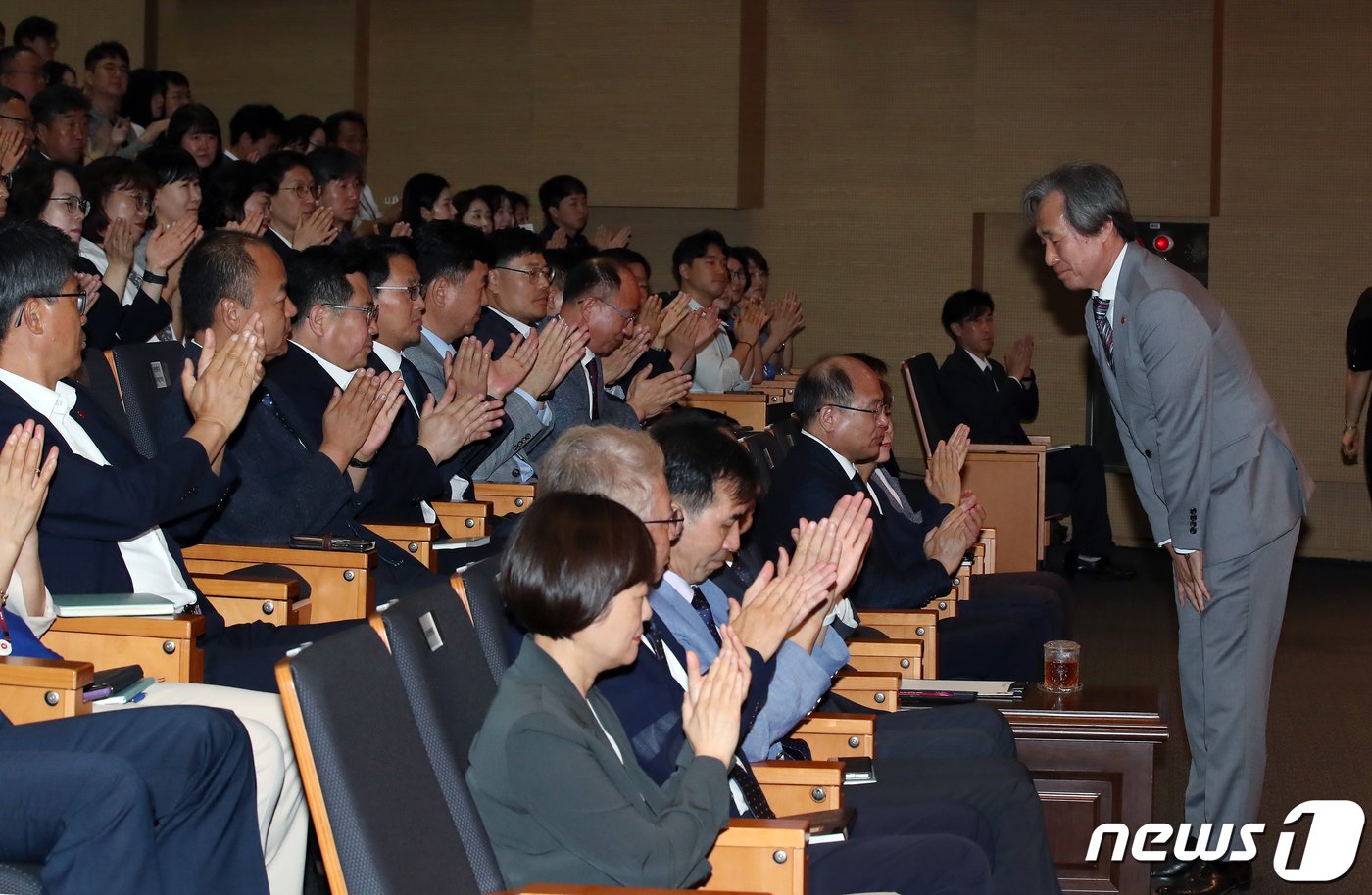 정기석 국민건강보험공단 신임 이사장이 11일 오전 강원특별자치도 원주시 건강로 국민건강보험공단 본부 건강홀에서 열린 제10대 이사장 취임식에서 취임사를 마친 뒤 직원들의 박수에 고개 숙여 인사하고 있다. 정 신임 이사장은 취임사를 통해 소통과 배려, 청렴과 혁신 추구하는 조직, 근거중심 행정 등을 핵심가치로 밝혔다. 2023.7.11/뉴스1 ⓒ News1 박정호 기자