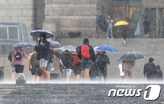 서울 등 수도권 지역에 호우특보가 내려진 11일 오전 서울 용산구 전쟁기념관에서 우산을 쓴 관광객들이 걸어가고 있다. 2023.7.11/뉴스1 © News1 구윤성 기자