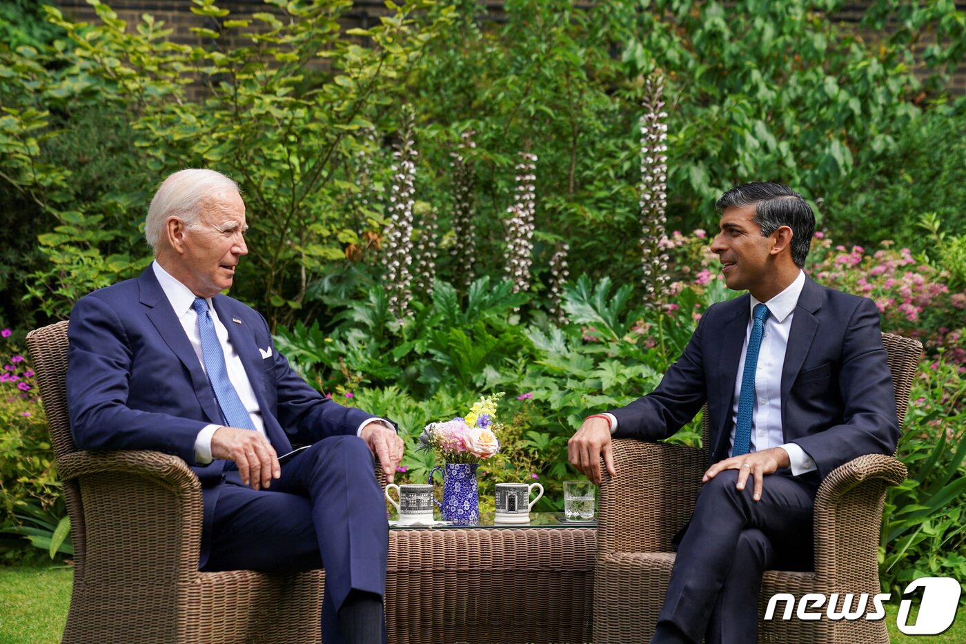 본문 이미지 - 조 바이든 미국 대통령이 지난해 7월 영국을 방문해 런던 다우닝가 10번지 총리 관저에서 리시 수낵 총리와 회담하는 모습. 2023.7.11 ⓒ 로이터=뉴스1 ⓒ News1 우동명 기자