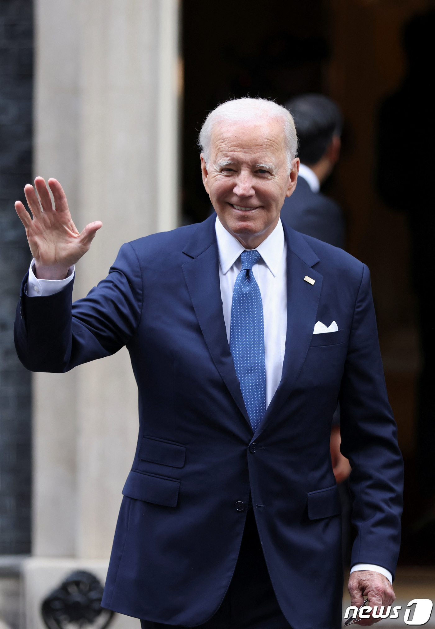 (런던 로이터=뉴스1) 우동명 기자 = 조 바이든 미국 대통령이 10일 (현지시간) 영국을 방문해 런던 다우닝가 10번지 총리 관저에서 리시 수낵 총리와 만난 뒤 떠나고 있다. 2 …