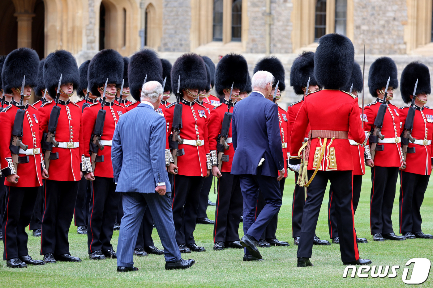 (윈저 로이터=뉴스1) 우동명 기자 = 조 바이든 미국 대통령이 10일 (현지시간) 영국을 방문해 런던 외곽 윈저궁을 찾아 찰스 3세 국왕과 의장대를 사열하고 있다. 2023.7. …