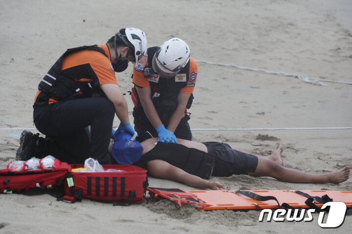본문 이미지 - 11일 울산 진하해수욕장에서 열린 무인인명구조보드 시연회에서 소방대원들이 심폐소생술 등 응급처치 시연을 하고 있다.2023.7.11/뉴스1 ⓒ News1 김지혜 기자