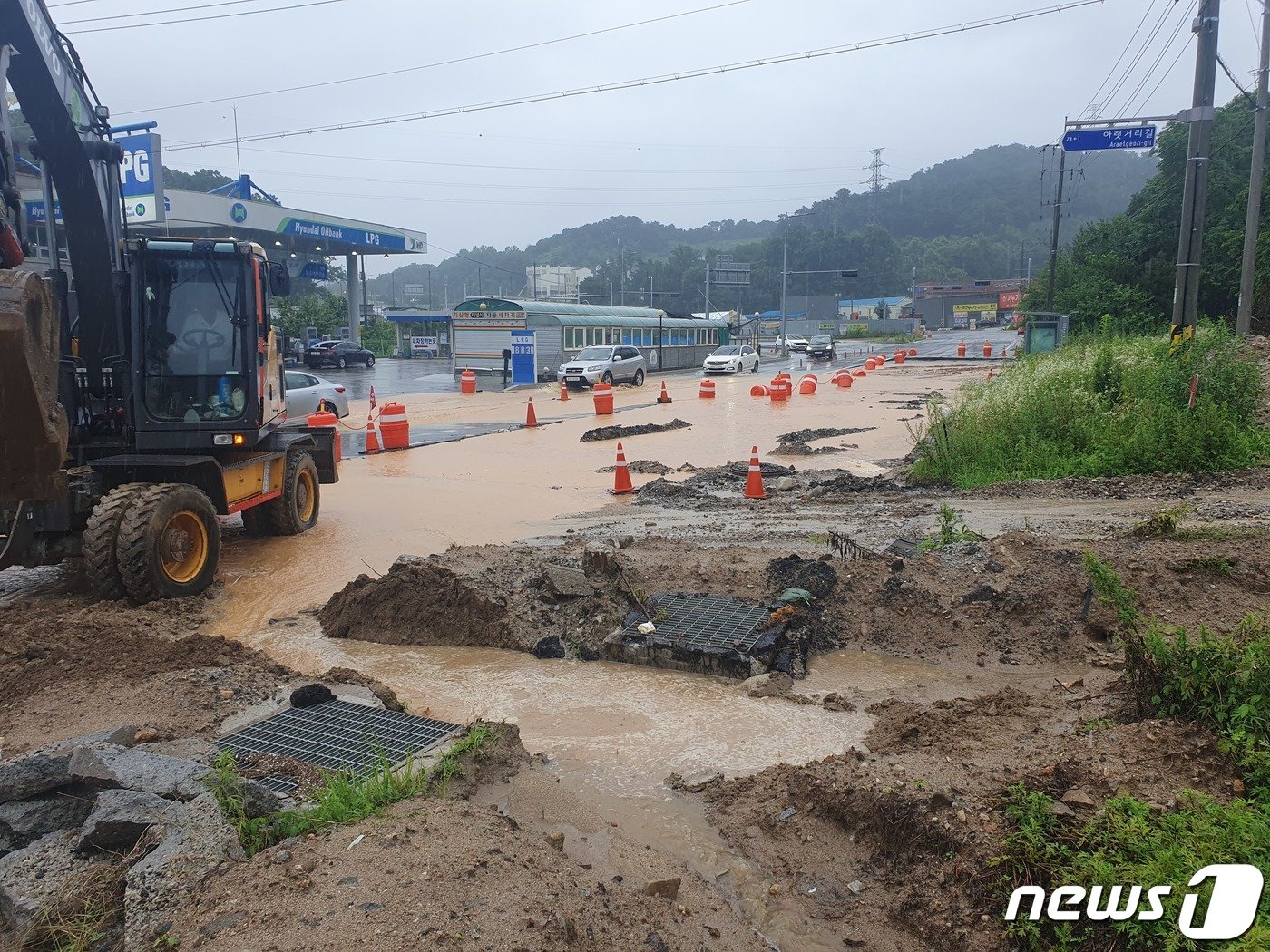 본문 이미지 - 11일 오전 강원 원주지역에 호우특보가 발효된 가운데, 원주시 판부면 서곡리 원주천댐 이주단지 공사현장에서 토사가 유출, 인근 배수로가 막히는 사고가 발생해 한국수자원공사 원주천댐사업단이 정비에 나섰다. (독자 제공) 2023.7.11/뉴스1