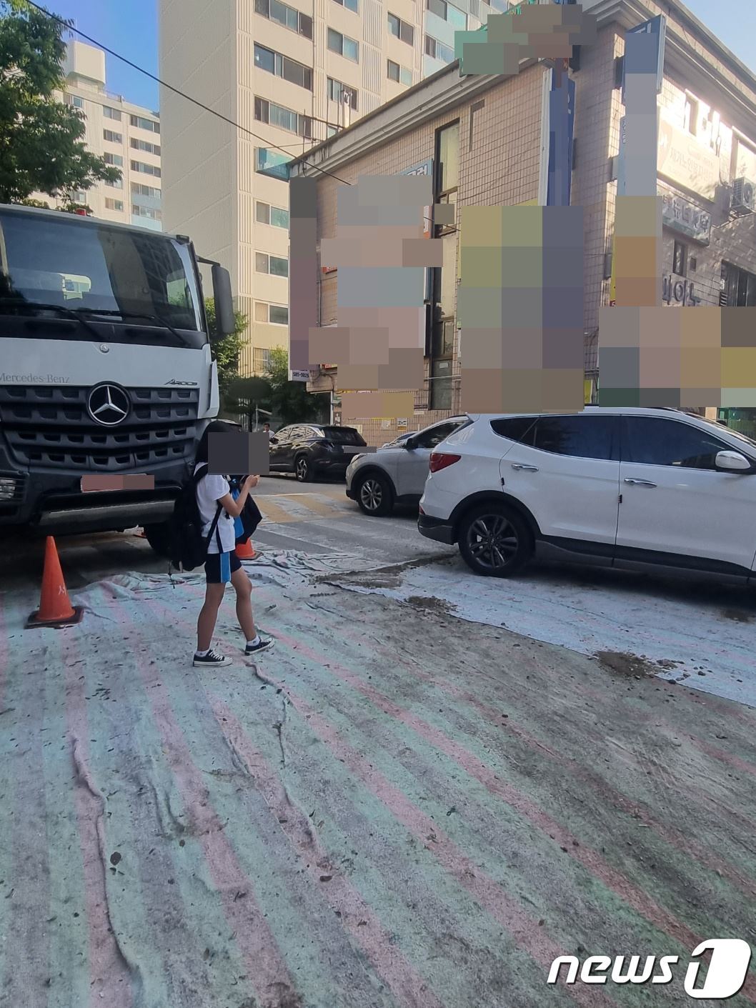 본문 이미지 - 11일 대전 서구 정림동 하수관로 정비공사로 인해 도로에 공사차량 등이 불법주차돼 있고, 공사 장비와 자재가 적치돼 주민들이 통행을 하면서 큰 불편을 겪고 있다. /뉴스1ⓒNews1 김태진 기자