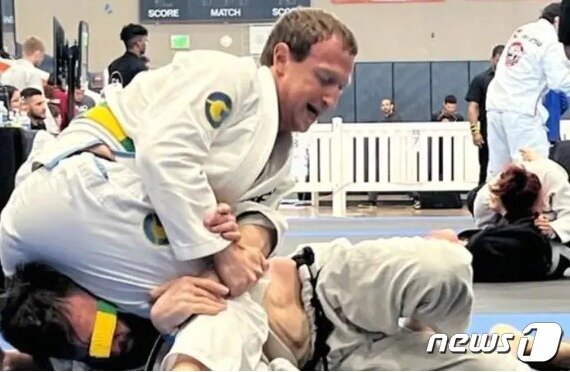 본문 이미지 - 저커버그가 주짓수 대회에 참석한 장면 - 저커버그 페북 갈무리