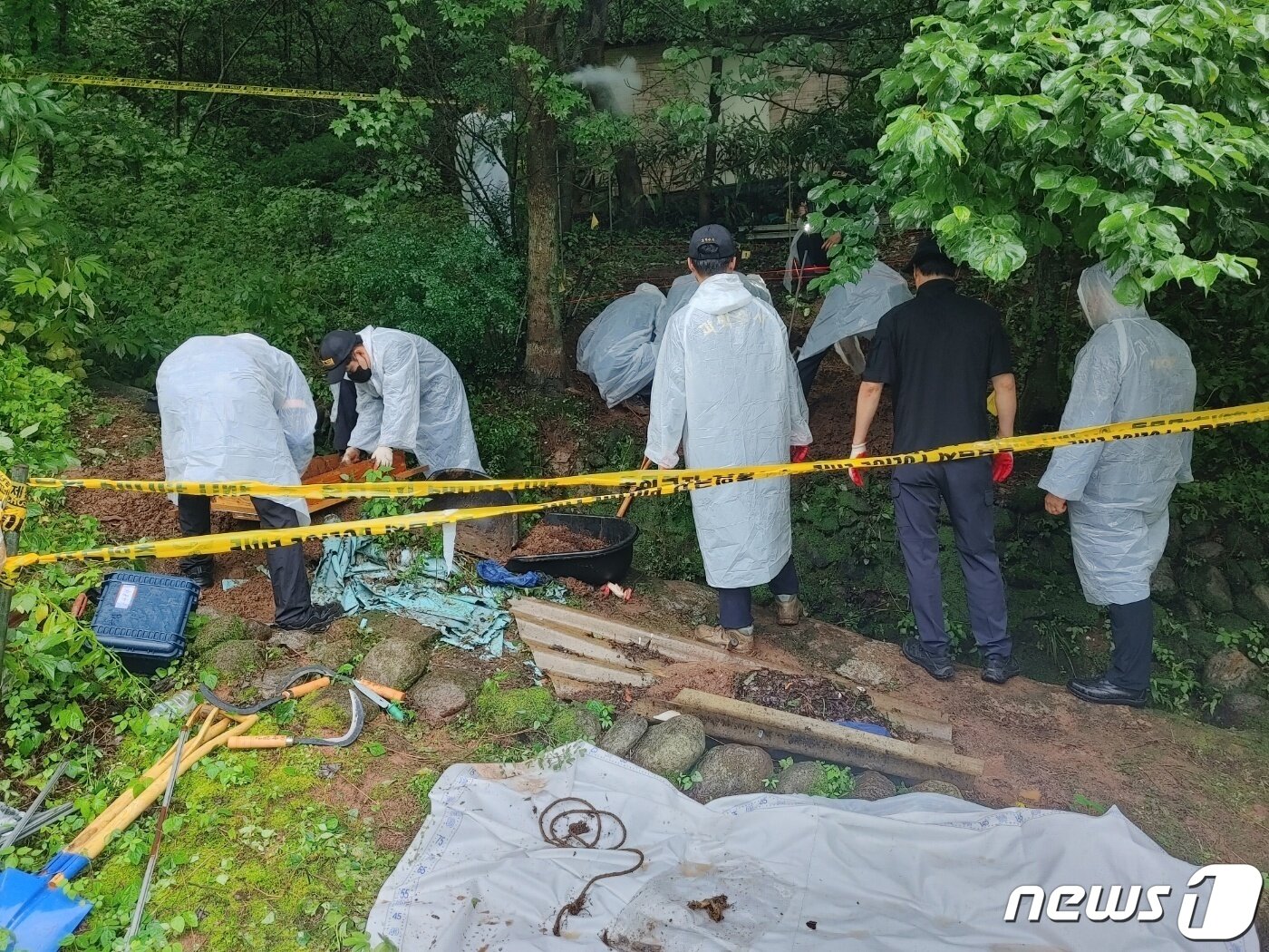 본문 이미지 - 전남경찰청이 30대 친모 A씨가 암매장 했다고 주장한 영아의 시신을 발굴하기 위해 전남 광양 한 야산에서 수색 작업을 벌이고 있다.(전남경찰청 제공) 2023.7.11 ⓒ News1