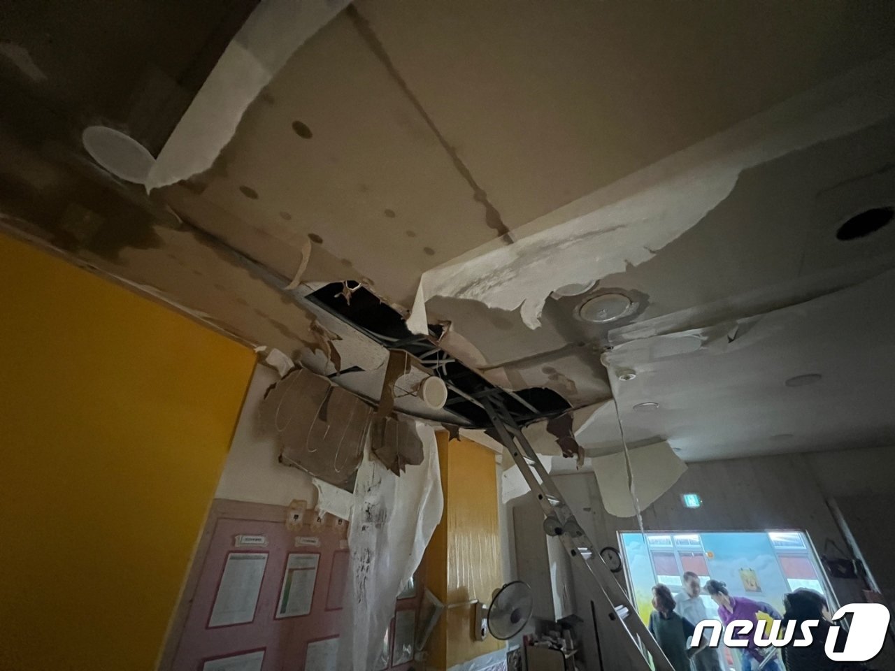 본문 이미지 - 11일 낮 12시9분쯤 광주 북구 한 아파트단지 내 어린이집 보육실 천장이 무너졌다. 이 사고로 인명피해는 발생하지 않았다. 이번 사고는 많은 비가 한꺼번에 내리면서 천장 위 우수관이 이탈, 그 틈으로 물이 새면서 발생한 것으로 추정된다. (광주 북구 제공) 2023.7.11/뉴스1 